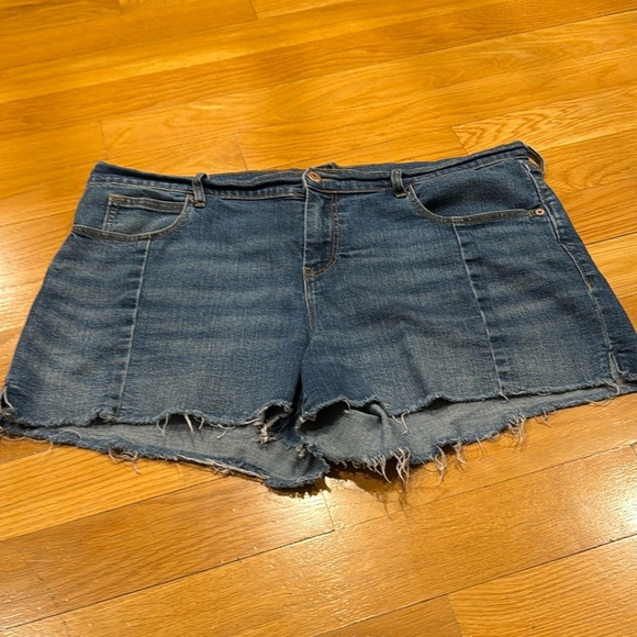 Old navy women’s boyfriend cutoff  jean shorts size 16 . - Picture 1 of 7